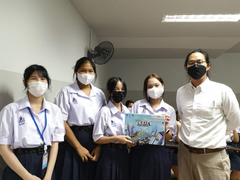บ้านปูส่งเสริมการเรียนรู้เรื่องยานยนต์ไฟฟ้า มอบบอร์ดเกม ‘EV City – ยานยนต์ไฟฟ้ามหานคร’ ให้แก่ 30 สถาบันการศึกษา